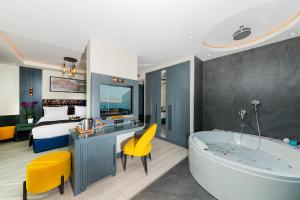 ein Hotelzimmer mit einer Badewanne und einem Bett in der Unterkunft The Magnaura Palace Hotel in Istanbul