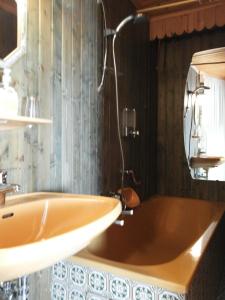ein Badezimmer mit einer Badewanne und einem Waschbecken in der Unterkunft Alpenpension in Altaussee