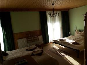 een slaapkamer met 2 bedden en een raam bij Alpenpension in Altaussee