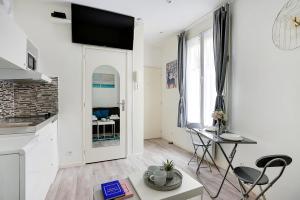 Televízia a/alebo spoločenská miestnosť v ubytovaní Comfortable studio - 2P - Grenelle