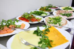 Une bande de plats sur une table dans l'établissement Hotel Sofia, à Bad Wildungen