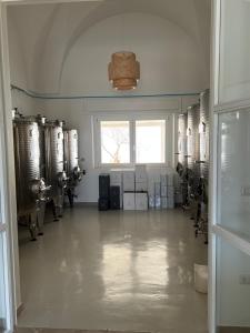 duży pokój z kilkoma zbiornikami piwa i oknem w obiekcie Canneddi Boutique Farm w mieście Avetrana