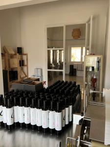 アヴェトラーナにあるCanneddi Boutique Farmのワインボトル1本が備わります。