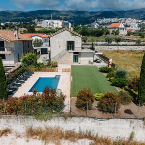 una vista aérea de una casa con patio y piscina en Casa Libélula - Serra da Estrela, en Covilhã