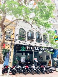 rząd motocykli zaparkowany przed budynkiem w obiekcie Little Vietnam Hotel - Cát Bà w mieście Cát Bà