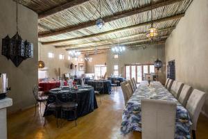 une grande chambre avec des tables et des chaises. dans l'établissement Humdani Game Lodge, à Vaaldam