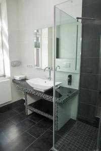 Ein Badezimmer in der Unterkunft Haus Hotel & Pension Villa Laluna