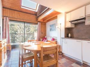 サン・シャフレにあるDuplex 6 pers avec mezzanine et parking à Serre-Chevalier, Saint-Chaffrey - FR-1-330E-27のキッチン、リビングルーム(木製テーブル付)、キッチン、ダイニングルームが備わります。 +4枚の写真