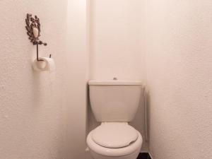サン・シャフレにあるAppartement Saint-Chaffrey , 1 pièce, 6 personnes - FR-1-330E-27のバスルーム(白いトイレ、トイレットペーパー付)
