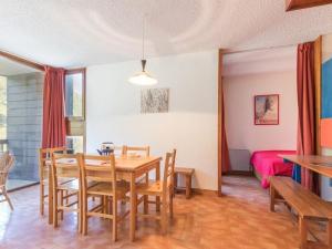 a dining room with a table and chairs and a bedroom at Appartement Saint-Chaffrey , 2 pièces, 6 personnes - FR-1-330E-32 in Saint-Chaffrey
