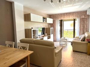 a living room with a couch and a table at Apartamento Isidoro in Fuengirola