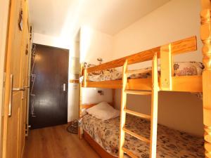 サン・シャフレにあるAppartement Saint-Chaffrey , 1 pièce, 4 personnes - FR-1-330E-61の二段ベッド2台とドアが備わる客室です。