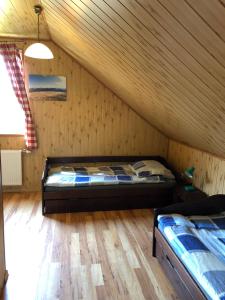een slaapkamer met een bed in een houten plafond bij Bieszczadzki Klin BKLIN in Cisna