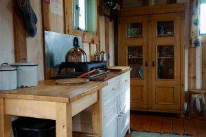 una cocina con encimera y hervidor de agua. en Forest Garden Shovelstrode, en East Grinstead