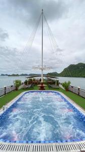 una piscina en la terraza de un crucero en Calypso Cruises, en Ha Long