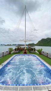 una piscina sul ponte di una nave da crociera di Calypso Cruises a Ha Long