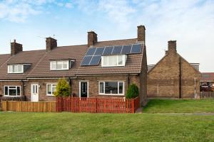 una casa con paneles solares en el techo en Pine Park, en Ushaw Moor