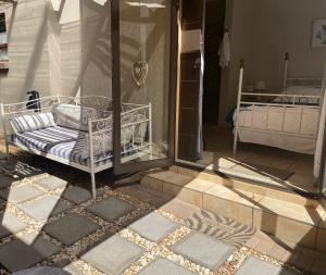 een slaapkamer met een wieg in een kamer bij Favour in Pretoria