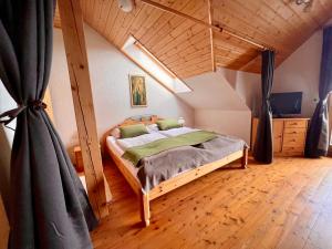 1 dormitorio con 1 cama grande en el ático en Ferienwohnung AlmLust, en Hochrindl