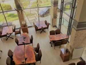 una vista aérea de un restaurante con mesas y sillas en Grand Park Hotel Corlu en Corlu
