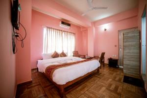 Hotel Peace Stupa房間的床