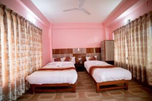 Hotel Peace Stupa房間的床