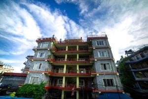 ein hohes Gebäude mit Balkonen darüber in der Unterkunft Hotel Peace Stupa in Pokhara
