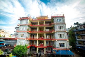 博卡拉Hotel Peace Stupa的一座高大的建筑,旁边设有阳台 更多14张照片