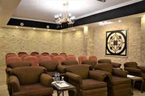 una sala conferenze con sedie e lampadario pendente di Grand Park Hotel Corlu a Corlu