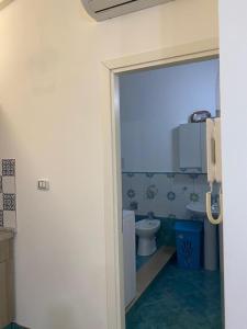 een badkamer met een toilet en een telefoon bij Le Quattro Perle in Terrasini