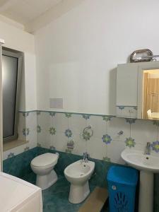 een badkamer met een toilet, een bidet en een wastafel bij Le Quattro Perle in Terrasini