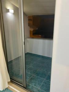 doccia con porta in vetro in camera di Le Quattro Perle a Terrasini