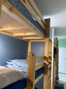 Tempat tidur susun dalam kamar di Brighton Beach Inn