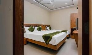 - une chambre avec un grand lit dans l'établissement Hotel Volga Plaza, à Mumbai
