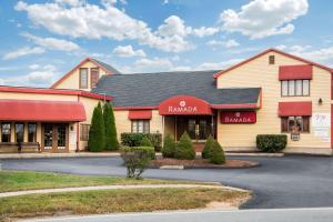 una tienda frente a un edificio con toldos rojos en Ramada by Wyndham Groton Mystic, en Groton