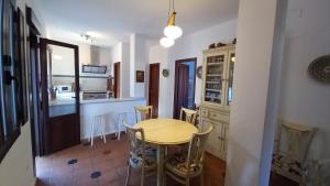 a kitchen and dining room with a table and chairs at Casa Aldea de la Corte in El Chorrito
