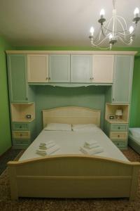 ローマにあるAppartamenti Romolo E Remoの緑の壁のベッドルーム1室(大型ベッド1台付)