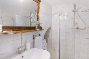 ein weißes Badezimmer mit einem Waschbecken und einem Spiegel in der Unterkunft Casa Sant'Anna Agriturismo in San Bartolomeo al Mare