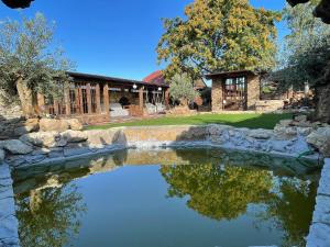 einen Pool mit Wasser vor einem Haus in der Unterkunft Penzion Archivní sklepy - Valtice in Valtice