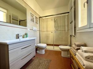 a bathroom with a sink and a toilet and a shower at Appartamento moderno in Tenuta Melloni in Anzola dell'Emilia