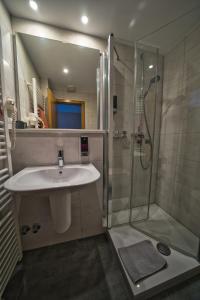 a bathroom with a sink and a shower at Hotel Tenner in Neustadt an der Weinstraße