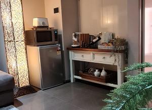 a kitchen with a microwave and a refrigerator at Red Lotus Guesthouse in Mudgee