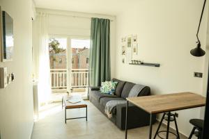 sala de estar con sofá y mesa en Urban Apartments en Komotini