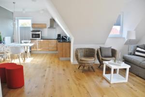 诺德奈StrandinSicht的客厅里有一张沙发和一张桌子。