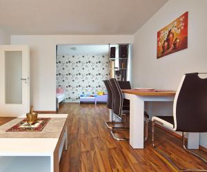 a living room with a table and black chairs at Komfort Ferienwohnung Bad Pyrmont Nähe Kurpark in Bad Pyrmont