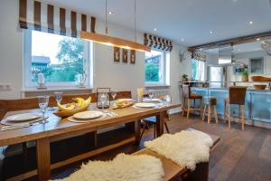 eine Küche und ein Esszimmer mit einem Tisch mit Bananen drauf in der Unterkunft Ferienhaus Seehof mit Sauna & offenem Kamin in Schliersee