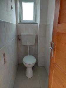 een kleine badkamer met een toilet en een raam bij Ferienwohnung Vertatschablick in Ferlach