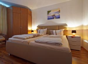 sypialnia z 2 łóżkami w pokoju w obiekcie Komfort Ferienwohnung Bad Pyrmont Nähe Kurpark w mieście Bad Pyrmont