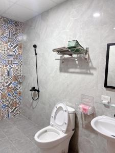 潮州鎮的住宿－八號民宿，一间带卫生间和水槽的浴室