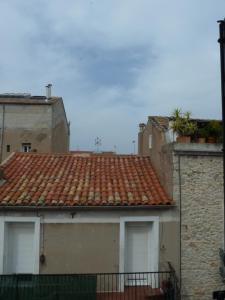 um edifício com telhado vermelho e dois edifícios em Joli appartement quartier Brassens 55 m2 à 2 mn du centre ville em Sète